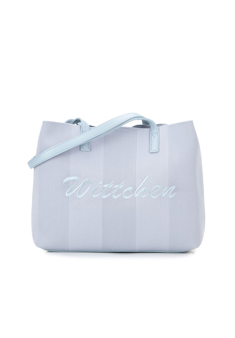 Jasnoniebieska torba na ramię wykonana z teksturowanej tkaniny z gładkimi skórzanymi uchwytami. Na przodzie znajduje się haftowane logo "Wittchen". Prosty prostokątny design.