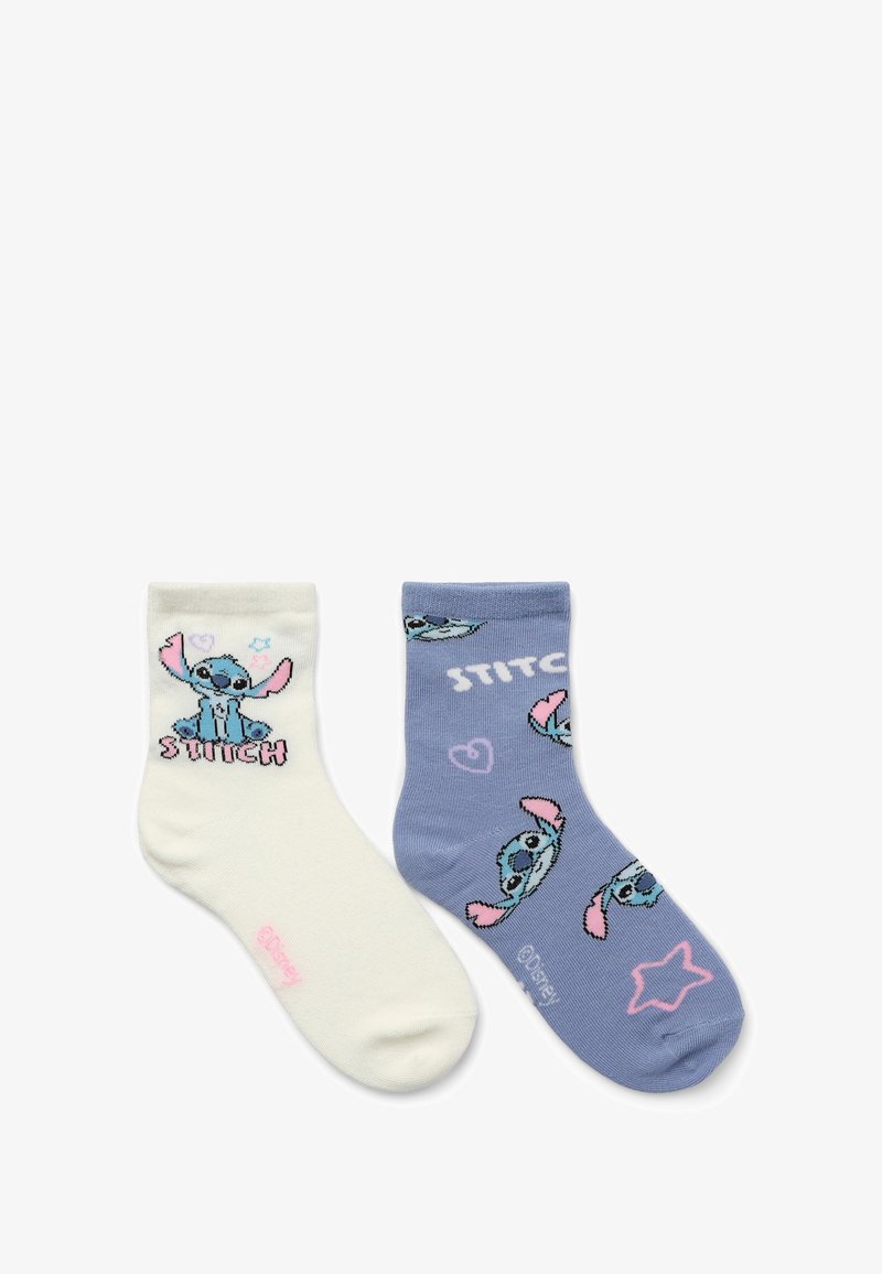 Dwie pary skarpetek typu crew: jedna biała z grafiką Stitcza i tekstem; druga jasnoniebieska z różnymi wzorami i kształtami Stitcza.