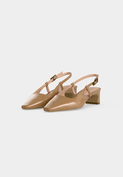 Γυναικεία παπούτσια slingback σε μπεζ χρώμα με χαμηλά τετράγωνα τακούνια και μυτερά δάχτυλα, με ρυθμιζόμενους λουριά με αγκράφα.
