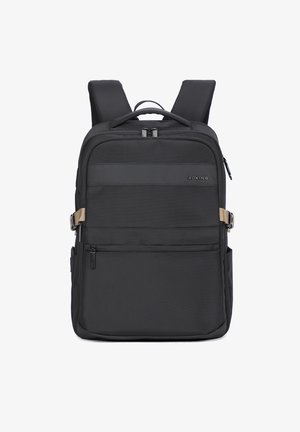 Sac à dos noir avec des bretelles rembourrées, plusieurs compartiments zippés, tissu texturé, et accents en matériel beige contrastant.