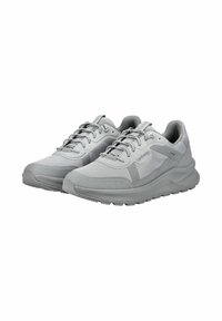 Hellgraue Sportschuhe mit einem Obermaterial aus Mesh und Wildlederakzenten, gepolstertem Schaft, flachen Schnürsenkeln und einer strukturierten Gummisohle.
