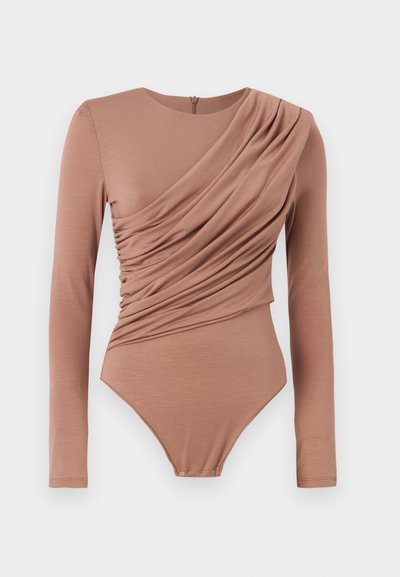 Bodysuit de mangas compridas em tecido castanho suave, com um design drapeado na frente e fecho de pressão na parte inferior. Textura lisa, forma ajustada.