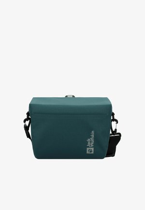 Borsa a spalla color turchese con un esterno testurizzato, tracolla regolabile, chiusura a patta superiore e logo riflettente. Forma compatta e rettangolare.