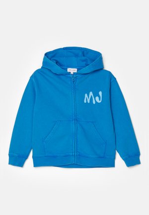 Felpa con zip blu realizzata in tessuto morbido, dotata di tasca a marsupio, polsini a coste e logo bianco "MJ" sul lato sinistro del petto.