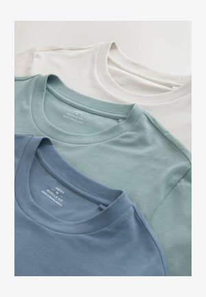 Tři trička s úzkým střihem z měkké bavlny: bílé, světle petrolejové a tmavě petrolejové. Každé tričko má kulatý výstřih a jemné detaily švů.