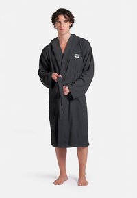 Sort kimono-stil badekåbe lavet af tekstureret stof, med bælte og logoaccents på brystet, knælængde med løse ærmer.