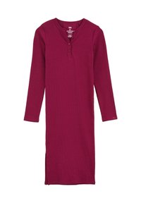 Abito a maniche lunghe in borgogna, con scollo henley, patta con tre bottoni e spacchi laterali per facilitare il movimento.