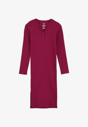 Robe à manches longues en bordeaux, en ribbed, avec un col henley, une patte de boutonnage à trois boutons et des fentes sur les côtés pour faciliter les mouvements.
