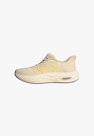 Chaussure de running beige avec trois bandes latérales jaunes, semelle coussinée estampillée "Cloudfoam" et tige en mesh respirant.