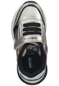 Zapatillas plateadas y negras con tira de Velcro, material texturizado y un interior acolchado. Presentan la marca GEOX y Disney en la plantilla.