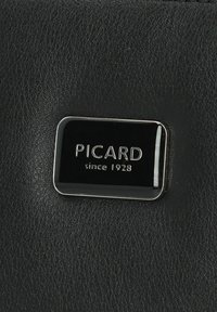 Borsa a tracolla nera in pelle con una texture liscia, caratterizzata da una piastra logo rettangolare e brillante di colore nero che mostra la scritta "PICARD since 1928" in lettere argentate.