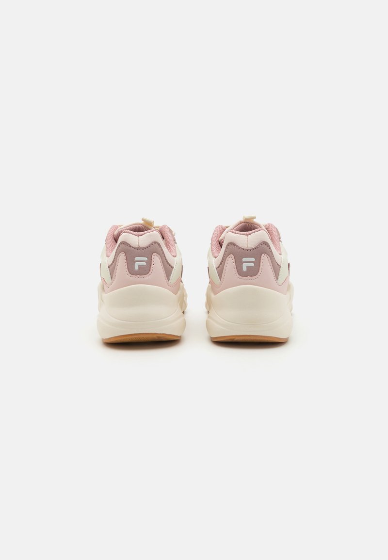 Roze en witte sneakers met een gestructureerd bovenwerk, een gevoerde zool en rubberen buitenzool; voorzien van een logo op de achterkant en een gevoerde kraag.