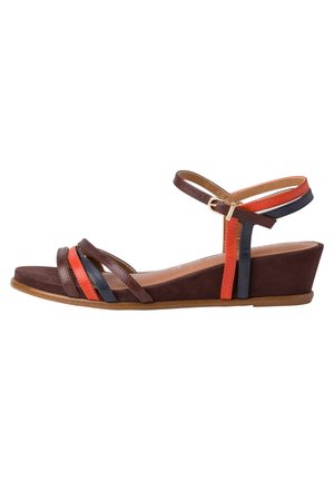 Sandale compensée marron avec fines bandes marron, orange et noir, présentant une boucle à la cheville et un design à bout ouvert.