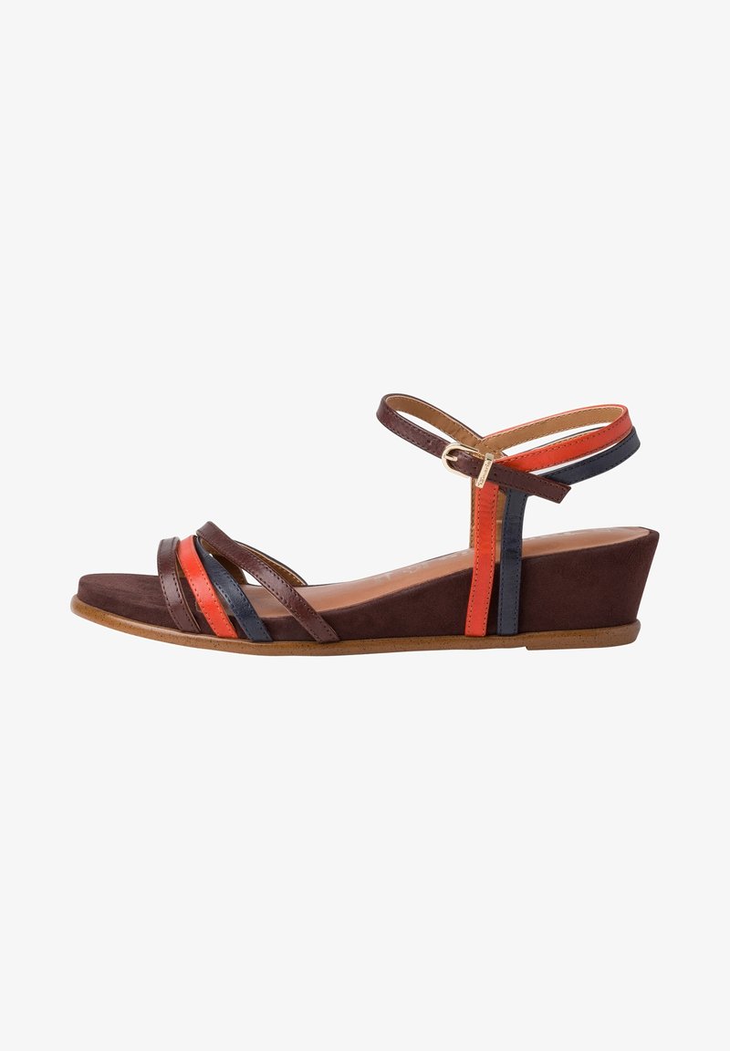 Sandale compensée marron avec fines bandes marron, orange et noir, présentant une boucle à la cheville et un design à bout ouvert.