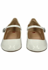 Ballerine in pelle bianca lucida con suola piatta e una sottile cinghia alla caviglia con una piccola fibbia in argento. Design con punta arrotondata.