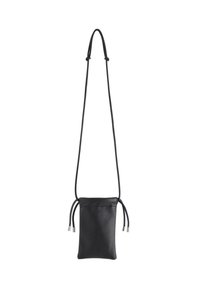 Sort læder crossbody taske med en tekstureret overflade, snorelukning og justerbare snore med metalliske accenter i enderne.