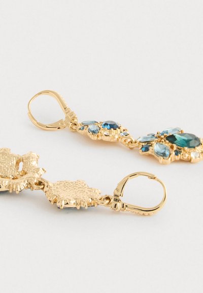 Brincos pendentes em tom dourado com várias pedras preciosas azuis, detalhes texturizados e fecho em gancho. Design intricado com elementos em camadas.