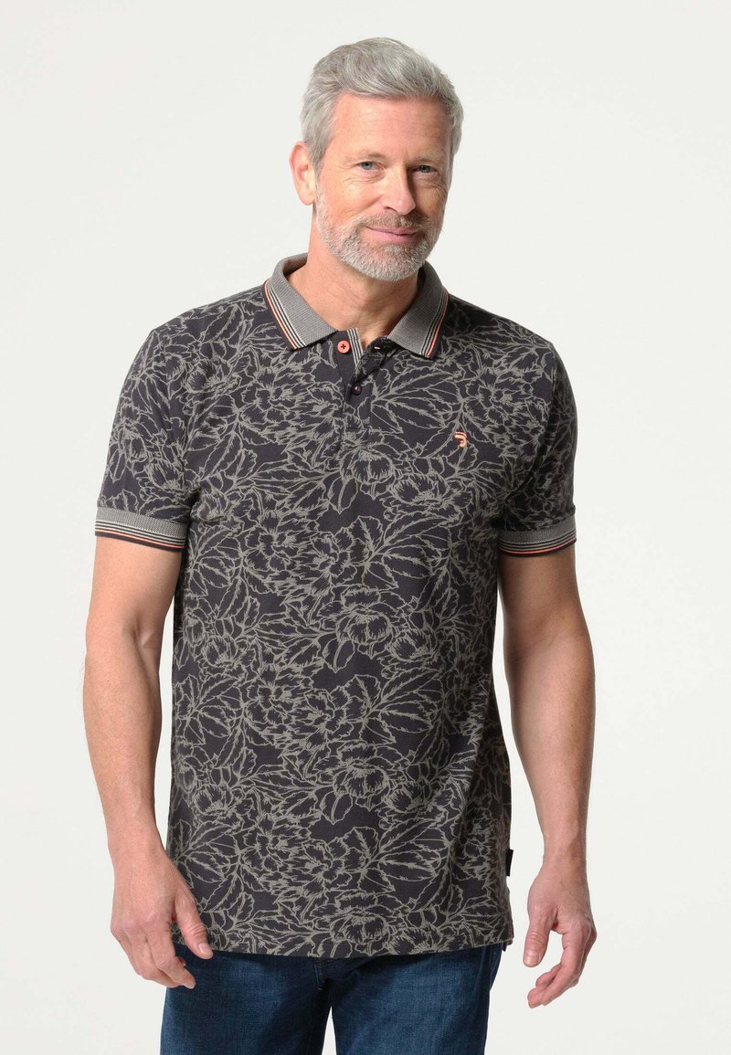 Korte mouwen polo shirt in donkergrijs met bloemenpatroon; heeft een kraag met contrasterende gestreepte afwerking en knoopdetail.
