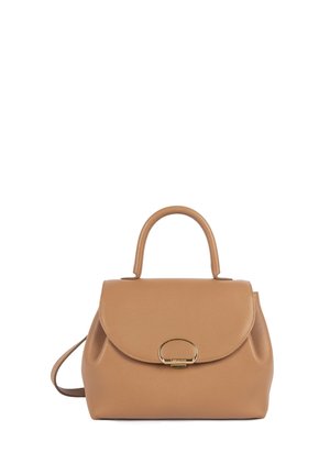 Sac à main en cuir marron avec poignée supérieure, fermeture à rabat et fermoir ovale doré, présenté sur fond blanc.
