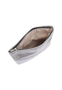 Zilveren metalen ritspouch met een gladde buitenkant, gevoerd met een tan kleurige stof met een subtiel logo-patroon.