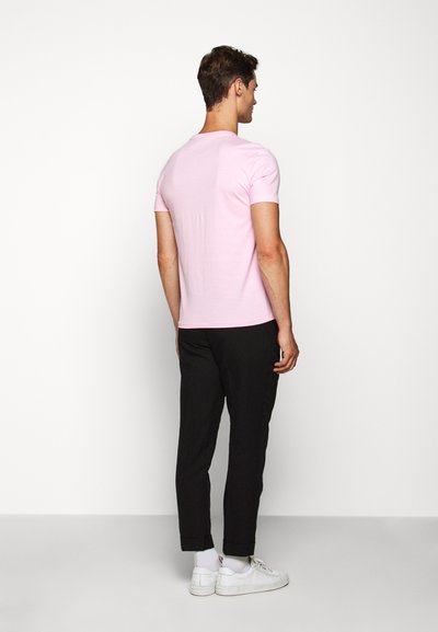Polo Ralph Lauren CUSTOM SLIM FIT JERSEY V-NECK T-SHIRT - T-shirt básica - carmel pink