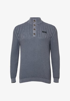 Grauer gestrickter Pullover mit einem Zopfmuster auf der oberen Brust, einem kurzen, knöpfbaren Kragen mit vier braunen Knöpfen und langen Ärmeln.