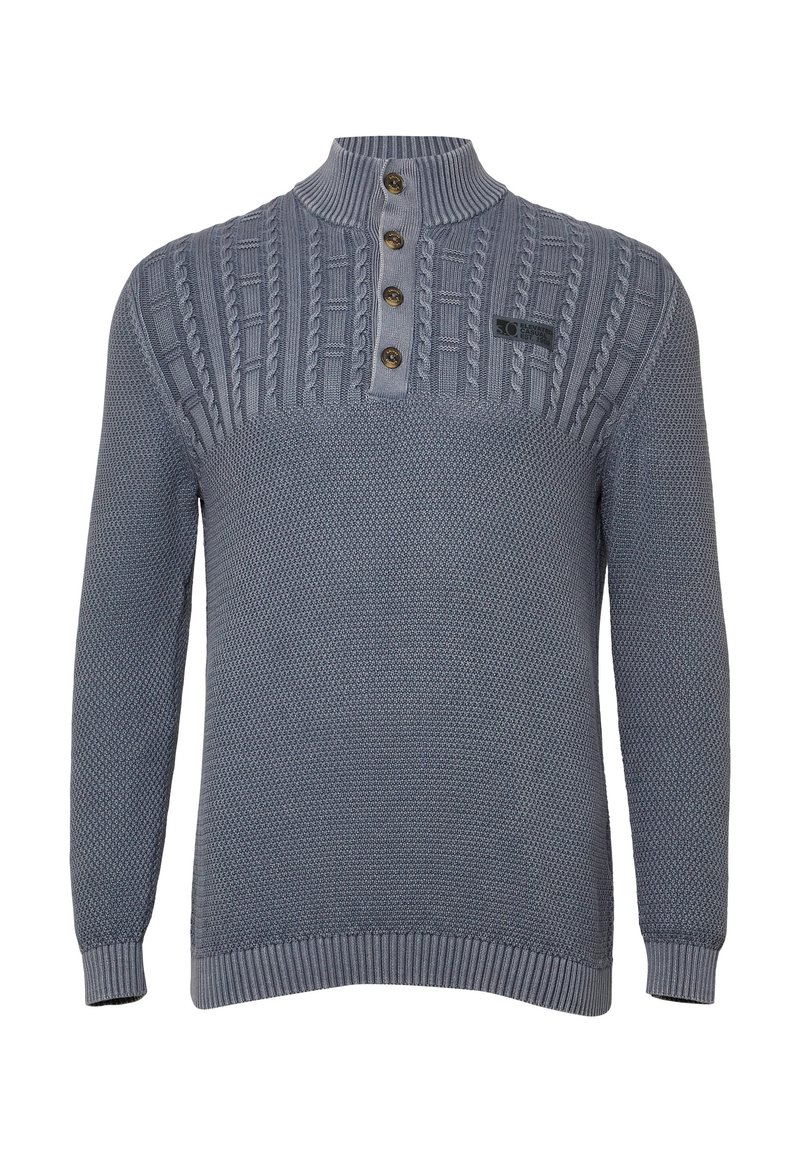 Grauer gestrickter Pullover mit einem Zopfmuster auf der oberen Brust, einem kurzen, knöpfbaren Kragen mit vier braunen Knöpfen und langen Ärmeln.
