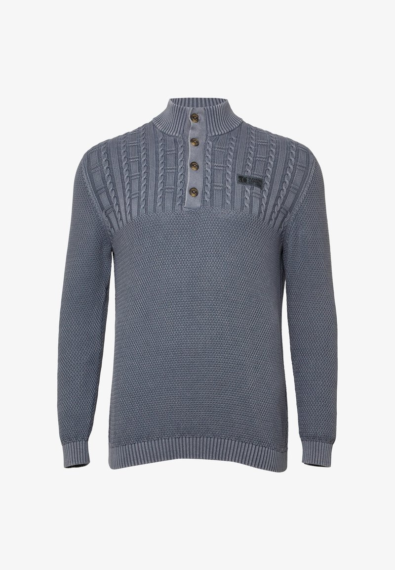 Grauer gestrickter Pullover mit einem Zopfmuster auf der oberen Brust, einem kurzen, knöpfbaren Kragen mit vier braunen Knöpfen und langen Ärmeln.