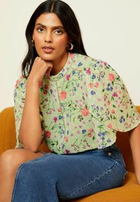 Love & Roses REGULAR FIT - FLORAL PRINTED DOBBY FLUTTER SLEEVE - Blúz - green