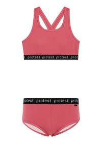 Roza sportska brusnica i odgovarajuće kratke hlače, obje s teksturiranim materijalom i crnim elastičnim pojasom s ponovljenim natpisom "protest".