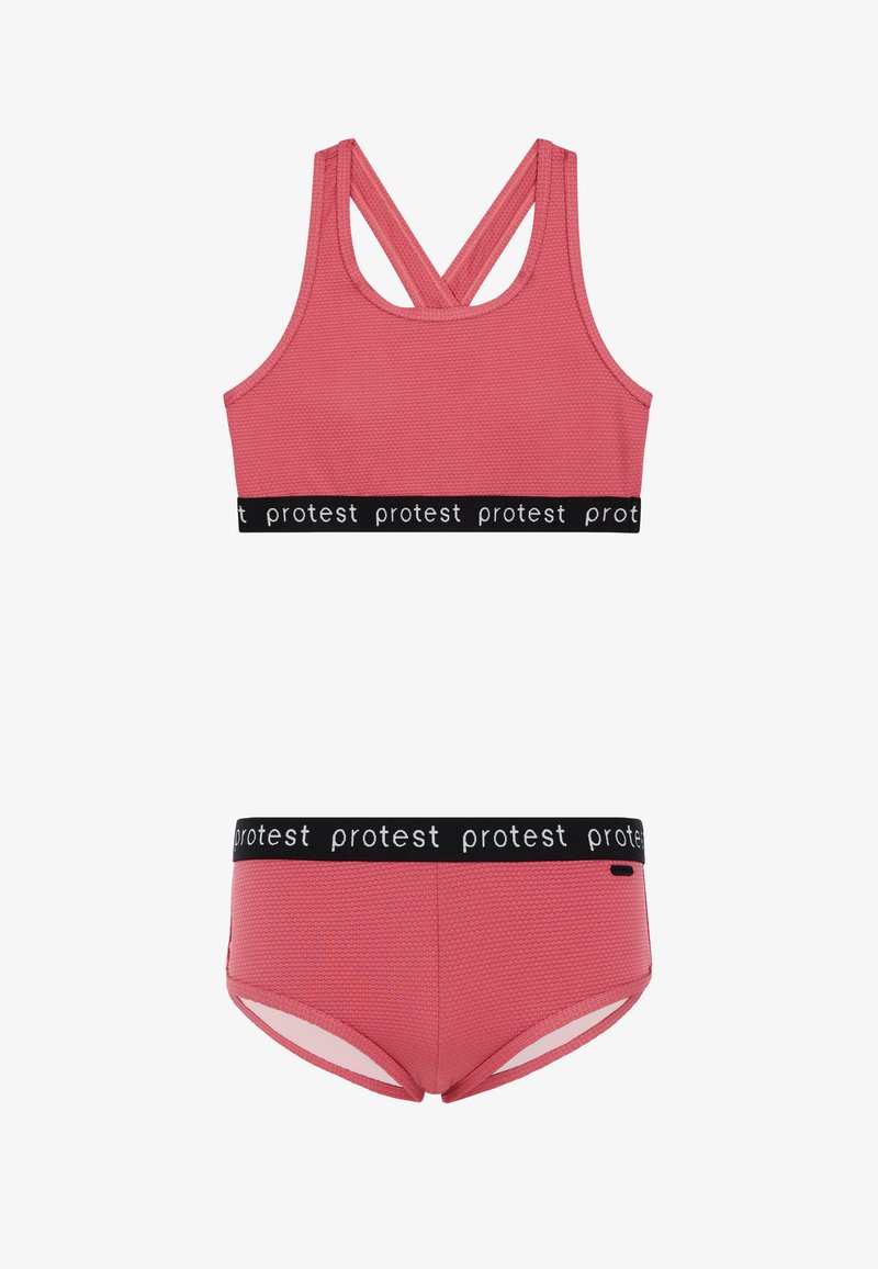 Roza sportska brusnica i odgovarajuće kratke hlače, obje s teksturiranim materijalom i crnim elastičnim pojasom s ponovljenim natpisom "protest".