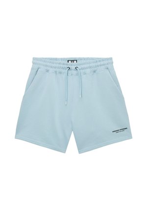 Hellblaue Shorts mit elastischem Bund, Kordelzug, Seitentaschen und kleinem schwarzem Schriftzug "Weekend Offender Admit Nothing" am unteren linken Bein.