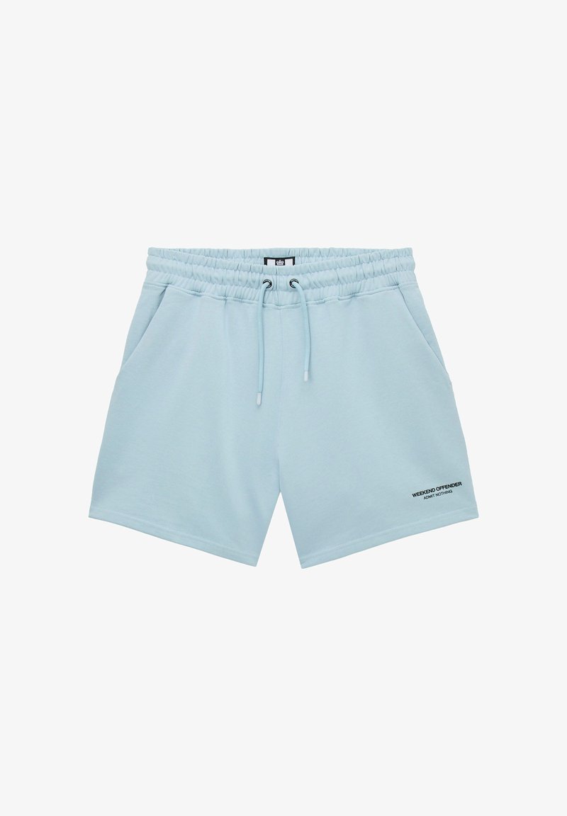 Shorts à taille élastique bleu clair avec cordon, poches latérales, et petit texte noir "Weekend Offender Admit Nothing" sur la partie inférieure de la jambe gauche.