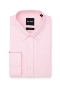 Jasnoróżowa, dopasowana koszula na guziki z kołnierzem zapinanym na guziki i pojedynczym mankietem, starannie złożona na białym tle.