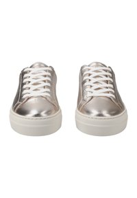 Sneaker argento metallico con lacci bianchi, punta arrotondata e suola bianca spessa. Texture liscia con cuciture minime e senza loghi visibili.