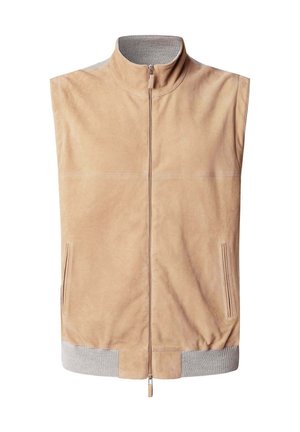Gilet in suede beige con colletto alto e zip frontale, dotato di due tasche laterali e orlo a coste grigio. Texture liscia, design minimalista.
