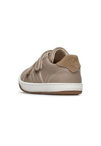 Sneaker en cuir marron clair avec des accents en daim beige, des coutures blanches et une fermeture à bande Velcro. Dispose d'une semelle en caoutchouc texturé.