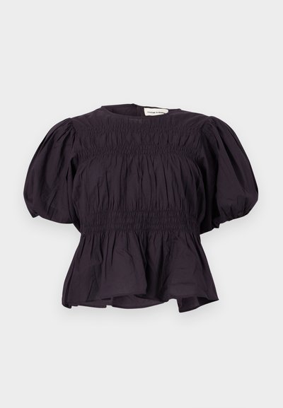 Blouse noire à manches bouffantes avec détails froncés à la poitrine et à la taille, col rond et ourlet évasé.