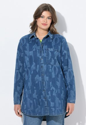 Denim skjorte med knapper, der har et helt abstrakt print, lange ærmer, en brystlomme og en buet kant, i varierende nuancer af blå.