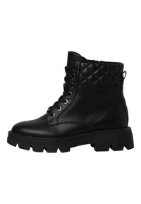 Bottines noires en cuir, dotées d'un panneau matelassé, d'un bout rond, d'un laçage sur le devant et d'une semelle épaisse et robuste avec un relief prononcé.