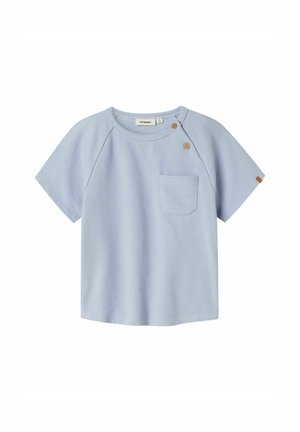 T-shirt à manches courtes bleu clair avec un col rond, une poche poitrine unique, et deux boutons en bois à l'épaule. Tissu texturé.