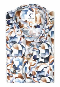 Kurzärmeliges Hemd mit weißem Hintergrund, das abstrakte Muster in Blau, Braun und Orange zeigt. Die Knöpfe sind dunkelblau, mit einer Brusttasche.