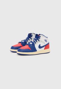 Sneaker im Mid-Top-Stil mit einer Farbgebung in Blau, Rot und Weiß, ausgestattet mit einem perforierten Zehenbereich, gepolstertem Kragen und strukturiertem Gummisohle.