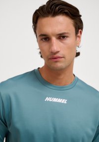 Hummel MULTI PL - T-shirt till träning - arctic