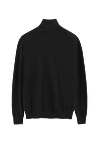 Svart stickad tröja med hög krage, ribbade ärmslut och nederkant. Slät textur, avslappnad passform och inga synliga mönster eller accenter.