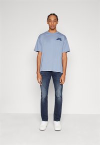 Nike SB TEE LOGO - T-shirts print - ashen slate