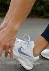 Nike Performance JOURNEY RUN - Tenisice za cestovno trčanje - summit white/black/barely grape/violet mist/bright mandarin