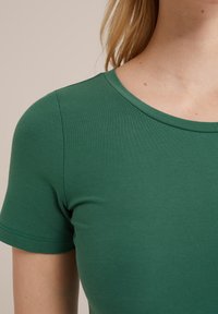 WE Fashion Paprasti marškinėliai - green