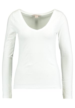 Camiseta blanca de manga larga con un diseño de cuello en V profundo. Hecha de una tela suave, presenta una silueta ajustada y una textura lisa. Sin patrones ni acentos.