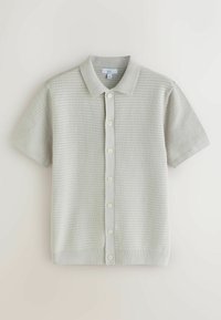 Polo tricoté à manches courtes gris clair avec col, devant boutonné et motif à rayures horizontales texturées, taille moyenne.